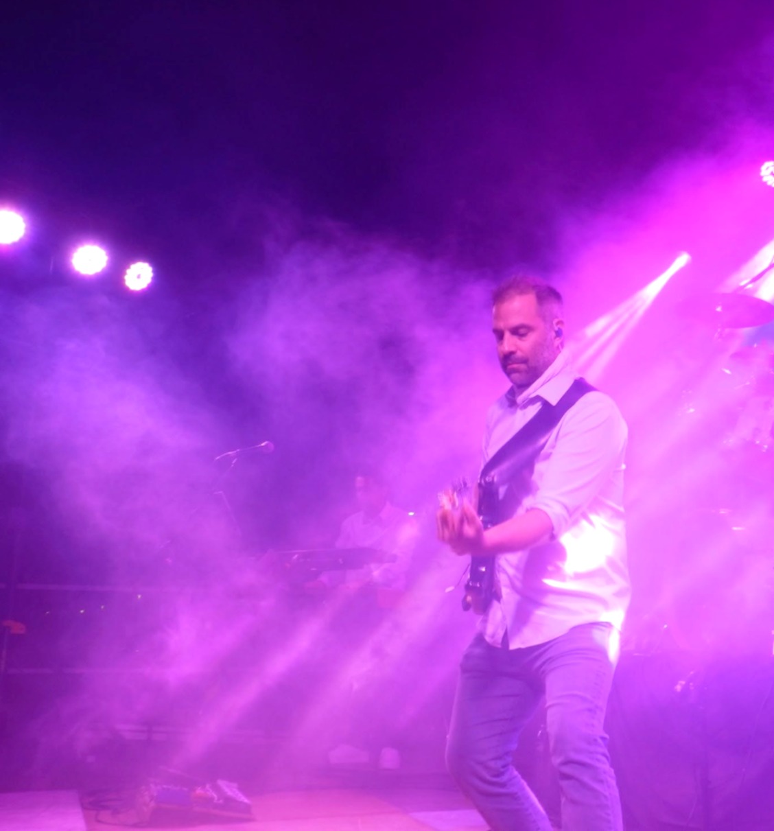 Guitariste sur scène ambiance fumée violette, Toulouse Pop Music