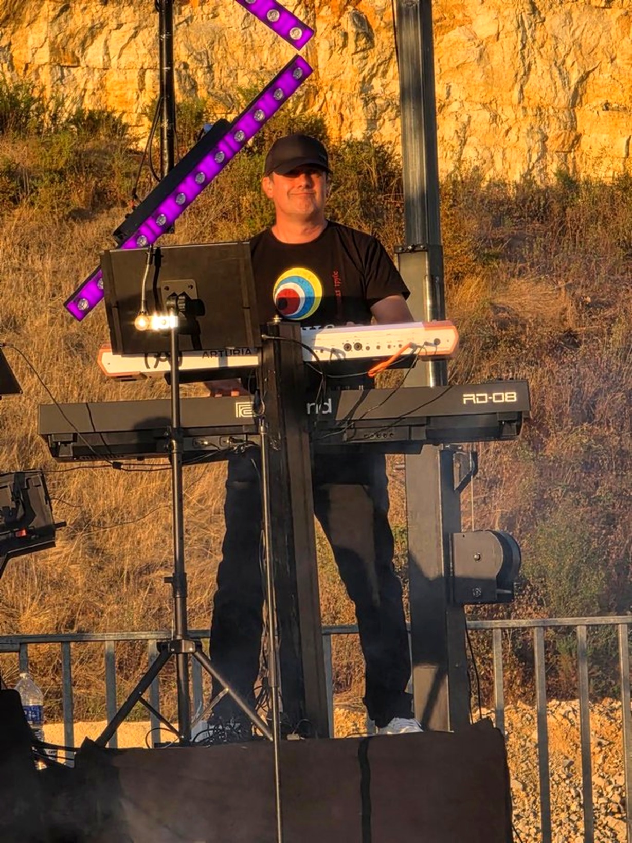 Fred aux claviers en concert, ambiance golden hour, Toulouse Pop Music