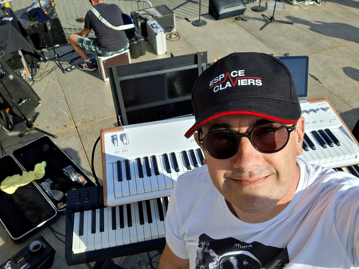 Installation claviers avant concert, Toulouse Pop Music
