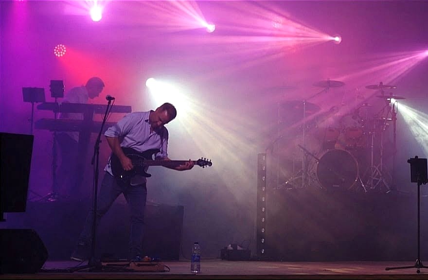 Groupe de musique live sur scène avec batteur, Toulouse Pop Music